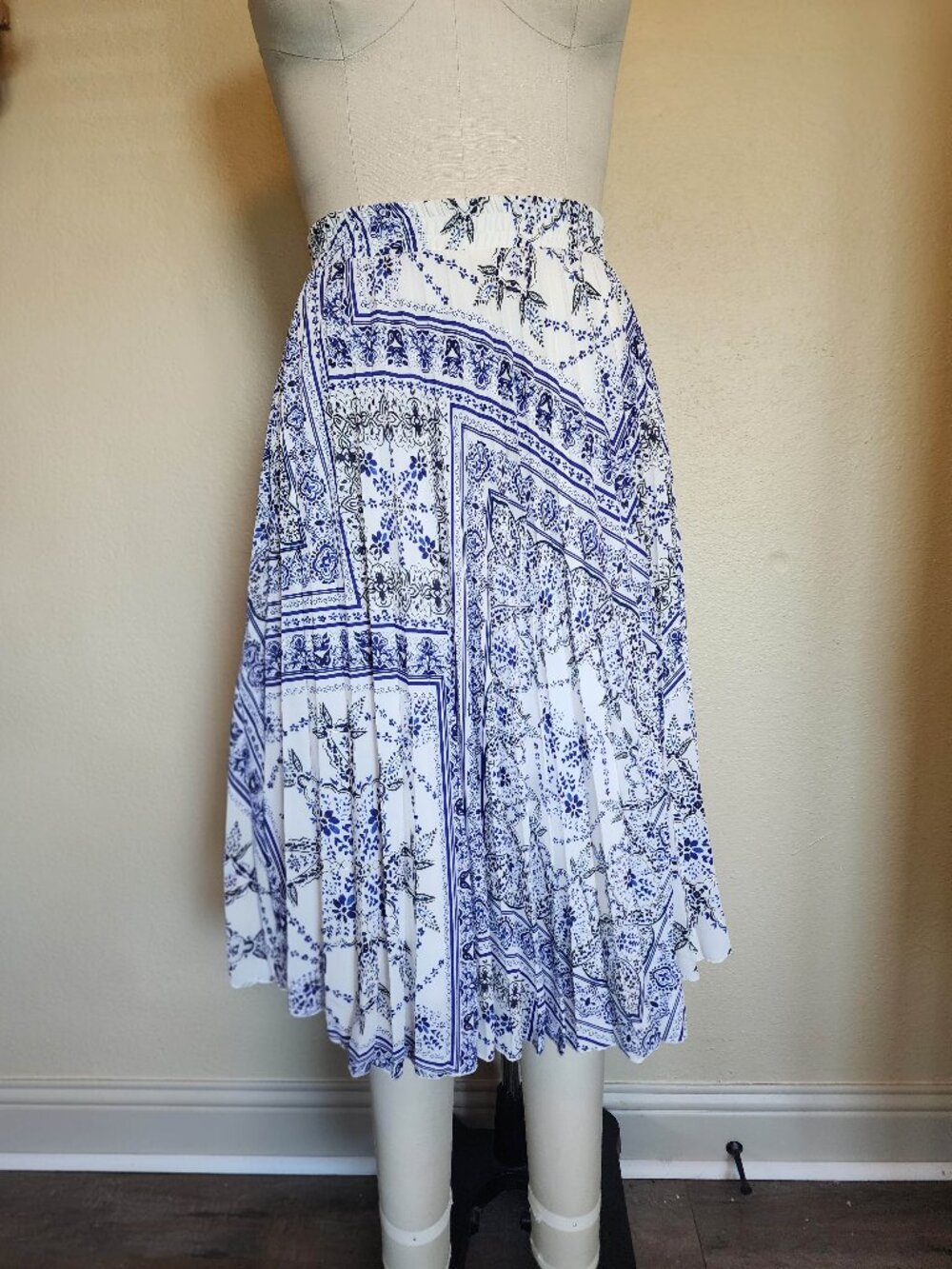 H&M Blue and White Patterned Pleated / Accordion Midi Skirt - US 4